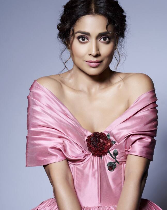 In this picture, a pink colored off-shoulder dress is seen, on which a beautiful embroidery of rose flowers has been done. His hairstyle is in Curlibon.