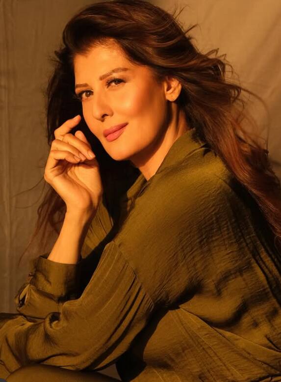 संगीता बिजलानी की फिटनेस कमाल की है. वे आज भी खूबसूरती में यंग एक्ट्रेसेस को मात देती हैं.