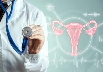 पीसीओडीमध्ये मुख्य लक्षणांमध्ये पाळी अनियमित होणे आणि चेहऱ्यावर किंवा शरीरावर जास्त केस येणे (हिर्सुटिझम) यांचा समावेश होतो.