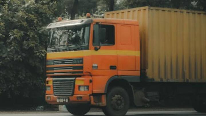 फ्रांस में ट्रक ड्राइविंग सिर्फ एक नौकरी नहीं बल्कि एक स्थिर करियर विकल्प बन चुका है. यहां ड्राइवरों को औसतन 33 लाख रुपये सालाना तक की कमाई, साथ ही भत्तों और सुविधाओं का फायदा मिलता है.