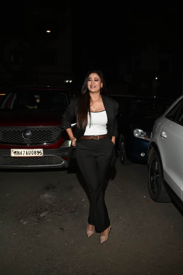 Shweta was in the spotlight in high heels, white tops and black suits. He also kept his makeup satal. Shweta is often dominated by her looks.