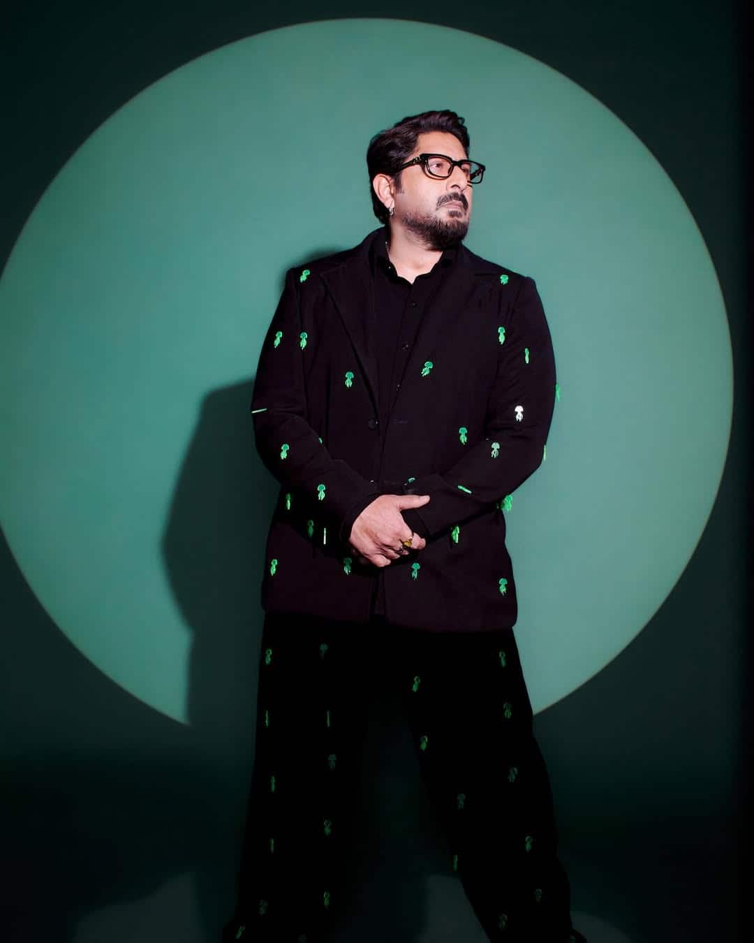 His father was Ahmed Ali Khan, musicians, singers and poets. One of his half -brother Anwar Hussain is a singer and two step sisters Reshma and Asha Sachdev are actresses. When Arshad was 18 years old, his father died of bone cancer and after two years his mother also died due to kidney failure.