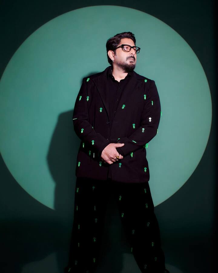 His father was Ahmed Ali Khan, musicians, singers and poets. One of his half -brother Anwar Hussain is a singer and two step sisters Reshma and Asha Sachdev are actresses. When Arshad was 18 years old, his father died of bone cancer and after two years his mother also died due to kidney failure.
