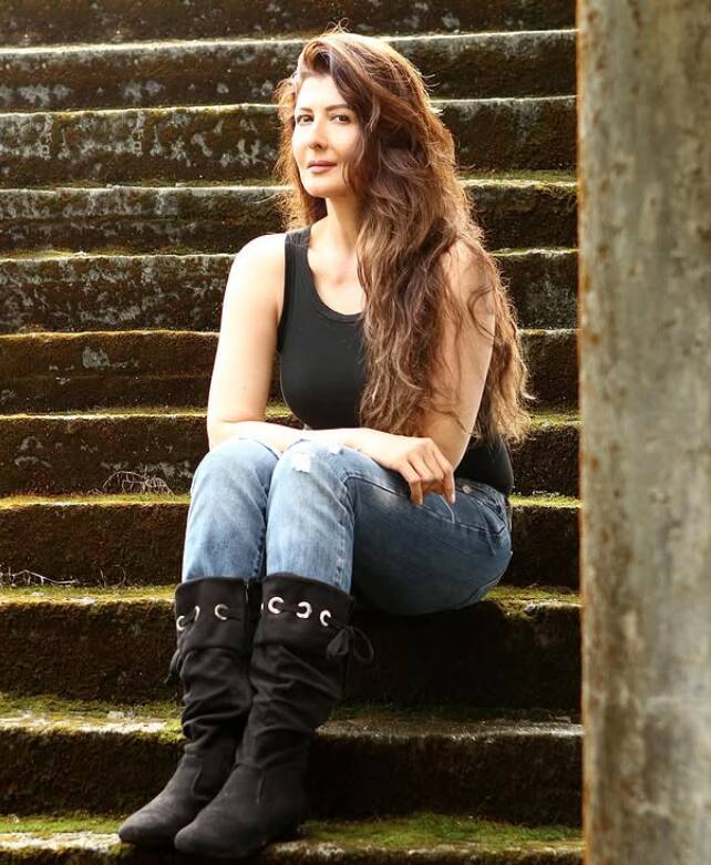 इस ब्लैक क्रॉप टॉप और ब्लू डेनिम के साथ बूट्स में एक्ट्रेस काफी स्टाइलिश दिख रही हैं.