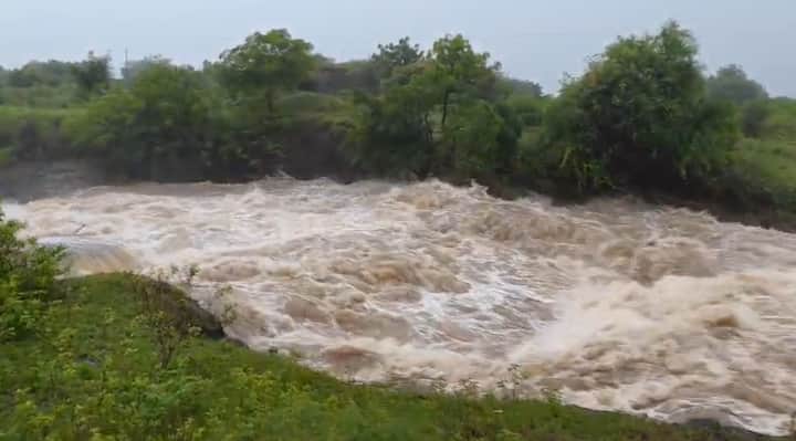 महाराष्ट्र - कर्नाटक सीमेवरील शिरवळवाडी साठवण तलाव ओव्हरफ्लो झाला.