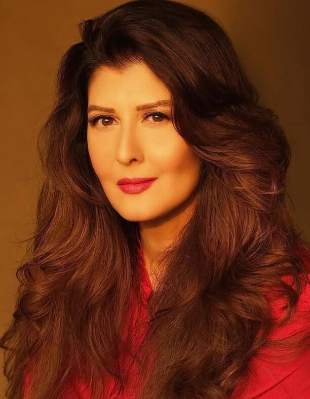 इस तस्वीर में भी संगीता बिजलानी कहर ढा रही हैं. खुली जुल्फे उनके हुस्न को और बढ़ा रही हैं.