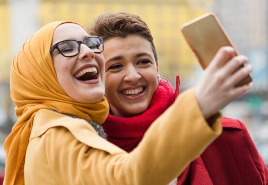 लोकल लोगों की इजाज़त के बिना फोटो खींचना: अगर आप किसी लोकल महिला या फैमिली की फोटो उनकी इजाज़त के बिना खींचते हैं तो ये बहुत बड़ी गलती मानी जाती है. इसके लिए भी आपको जेल जाना पड़ सकता है.