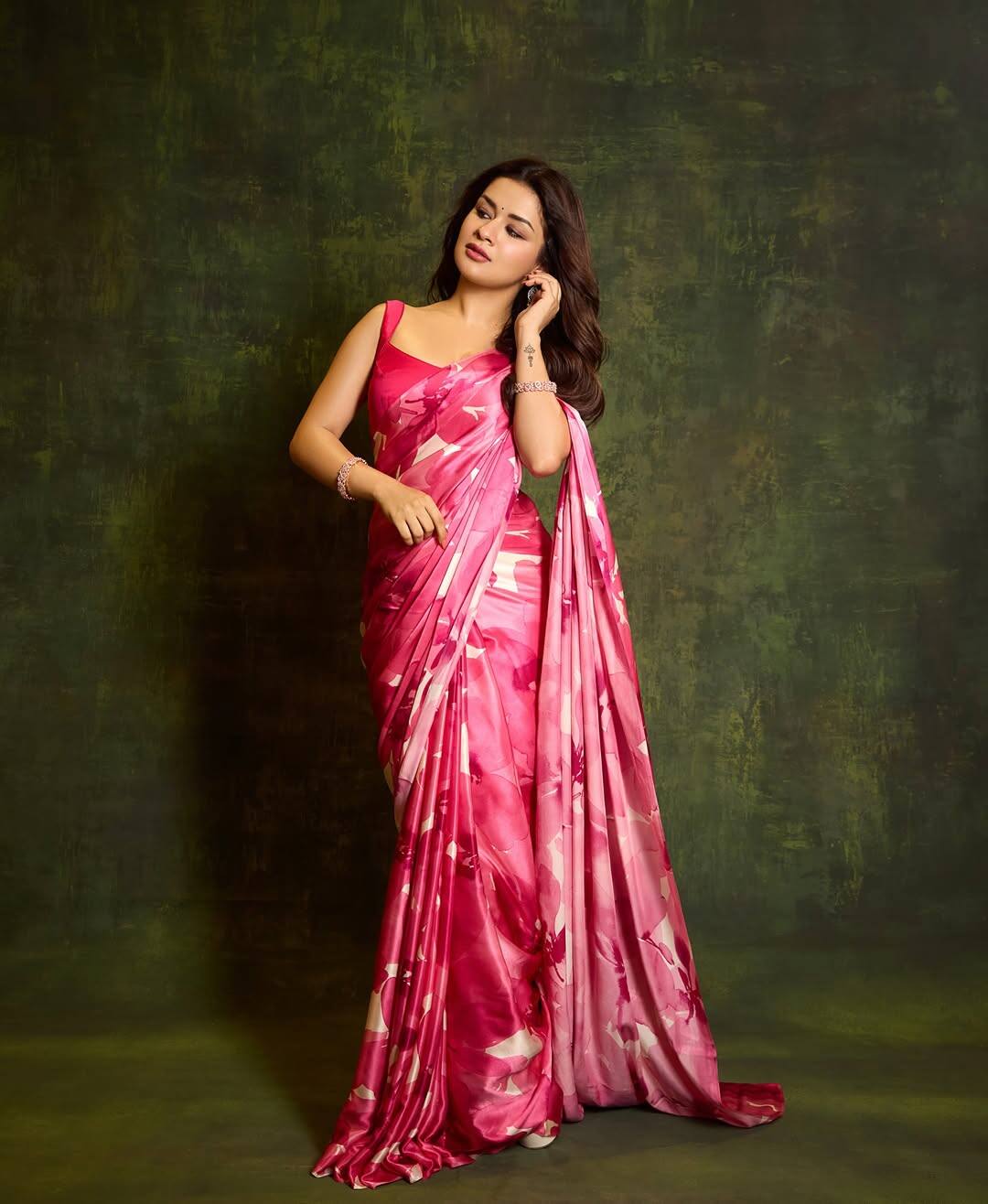 Avneet Kaur looks very beautiful and elegant in this look. She is wearing a pink color shiny floral printed saree.