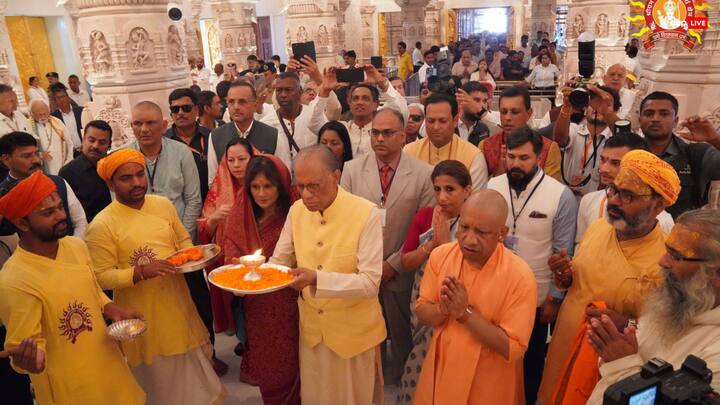 मॉरीशस के प्रधानमंत्री के स्वागत के लिए हवाई अड्डे से राम मंदिर जाने वाले मार्ग को सजाया गया था और पूरे मार्ग पर पोस्टर और बैनर भी लगाए गए थे.हवाई अड्डे से निकलने के बाद प्रधानमंत्री का काफिला भारी सुरक्षा घेरे के बीच सीधे श्रीराम जन्मभूमि मंदिर पहुंचा.रामगुलाम ने अपनी पत्नी के साथ रामलला की आरती उतारी और लंबे समय तक प्रभु का दर्शन करते रहे. करीब आधा घंटे तक परिसर में रहकर उन्होंने मंदिर निर्माण कार्यों का अवलोकन किया.एक बयान के मुताबिक, मुख्यमंत्री योगी आदित्यनाथ ने कहा कि मॉरीशस के प्रधानमंत्री का यह दौरा दोनों देशों के बीच सांस्कृतिक एकता का जीवंत प्रतीक है.वहीं प्रधानमंत्री डॉ. रामगुलाम ने अयोध्या आने पर अपनी गहरी प्रसन्नता व्यक्त की और भगवान राम के प्रति आस्था प्रकट की.