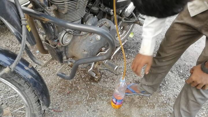 बाइक को ट्रेन में भेजते समय उसका वजन, मॉडल और अन्य जानकारी दर्ज होती है. आपको रसीद दी जाती है जो कि पार्सल की डिलीवरी के लिए जरूरी होती है. इस रसीद को संभालकर रखना चाहिए क्योंकि गंतव्य पर वही प्रस्तुत करनी होगी. यह पूरी प्रक्रिया पारदर्शी और सुरक्षित तरीके से होती है.