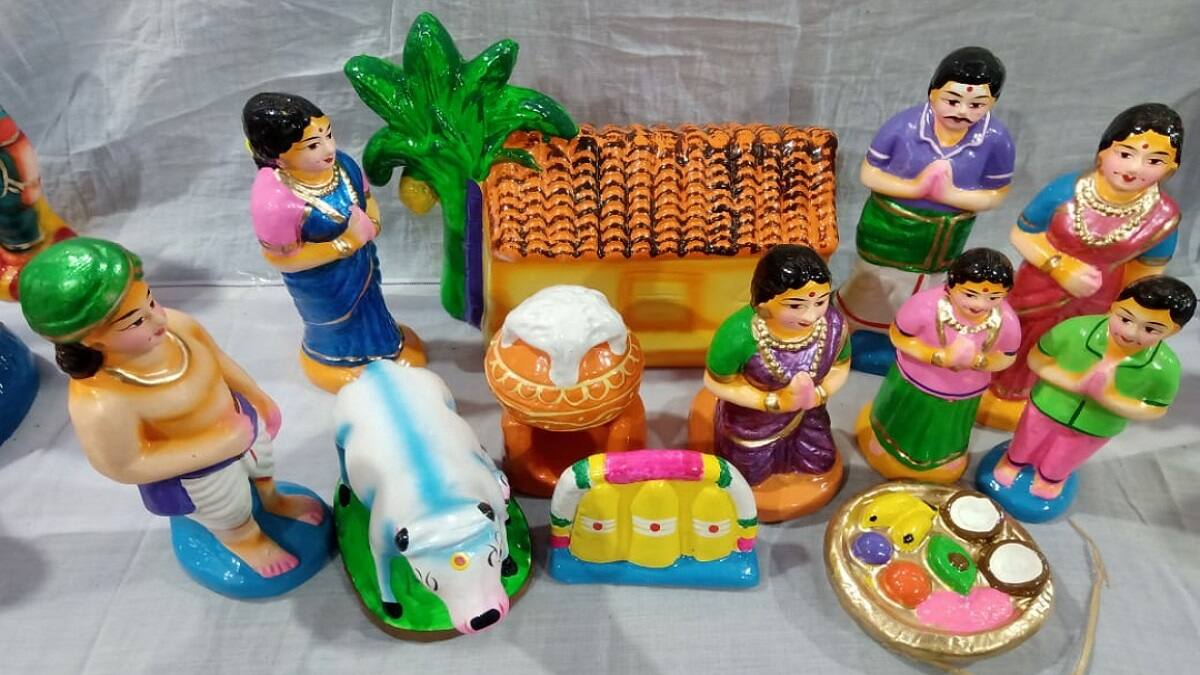 பல வகை வண்ணங்களில் வர்ணஜாலம் காட்டும் கலையம்ச நவராத்திரி பொம்மைகள்: ஆர்வத்துடன் வாங்கும் தஞ்சை மக்கள்