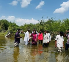 Banaskantha:  ગળાડૂબ પાણીમાં ઉતર્યા સાંસદ ગેનીબેન ઠાકોર, સહાયની હૈયાધારણા આપી