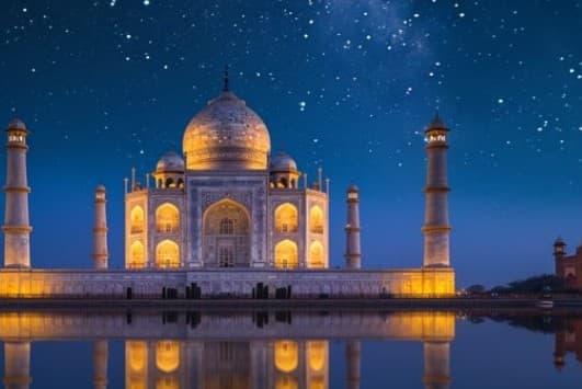 तारों के बीच जगमगाता ताज: ताजमहल के ऊपर बिखरे हुए तारों की चमक और नीचे सफेद संगमरमर का चमचमाना एक अलौकिक दृश्य रचता है.