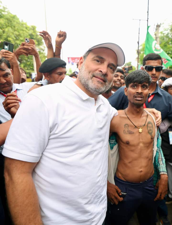 राहुल गांधी का जन्म 19 जून 1970 को नई दिल्ली में हुआ था. वे नेहरू-गांधी परिवार की चौथी पीढ़ी का प्रतिनिधित्व करते हैं. पिता राजीव गांधी भारत के प्रधानमंत्री रहे, जबकि दादी इंदिरा गांधी देश की पहली महिला प्रधानमंत्री थीं. राजनीतिक परिवार से ताल्लुक होने के कारण बचपन से ही उन पर सुरक्षा का खास ध्यान दिया गया.