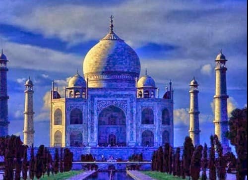 मीनारों की खूबसूरती: चारों ओर खड़ी मीनारें रात में ताजमहल की खूबसूरत को और ज्यादा बढ़ा देती है. जिसे देखकर वहां से जाने का दिल नहीं करता.