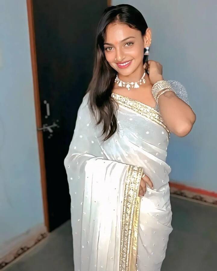 Monalisa is looking very beautiful even in white color saree. She has completed her look with matching jewellery.