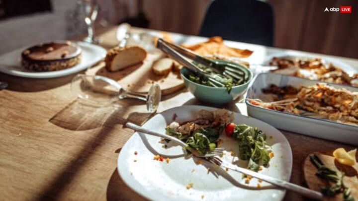 భోజనం వదిలేసేవారి జీవితంలో ధనం, అన్నం, సుఖం, సమృద్ధి లోపం ఏర్పడుతుంది. చాలామంది ఏముందిలే అనుకుంటారు కానీ ఇది నిజంగా ప్రభావం చూపుతుంది.