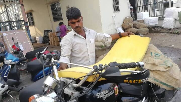 वहां बाइक की हालत देखी जाती है और जरूरी कागजात मांगे जाते हैं. बाइक में मौजूद पेट्रोल को कम से कम कर दिया जाता है ताकि कोई दुर्घटना न हो. अधिकारी बाइक को पैक करके ट्रेन में लोड करने की प्रक्रिया शुरू करते हैं.