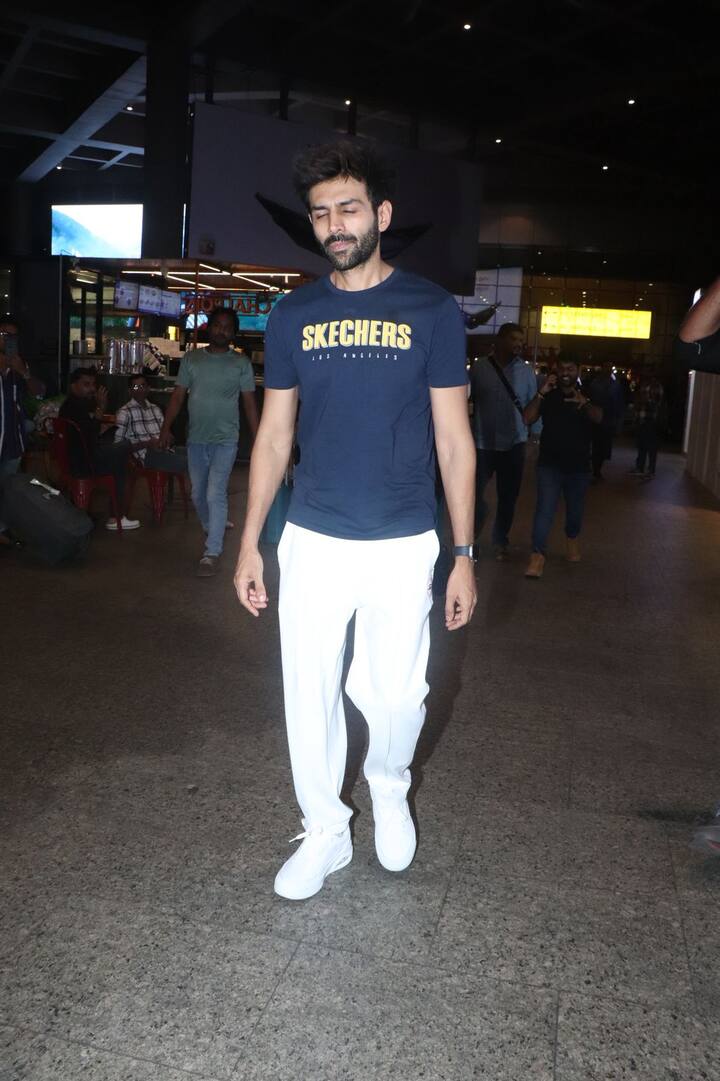 Karthik had a very casual look at the airport. He was also seen doing smile for paparai as usual.