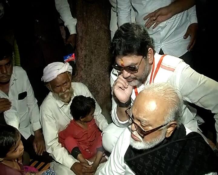 छगन भुजबळ आणि धनंजय मुंडे यांनी कराड कुटुंबीयांचे सांत्वन केले.