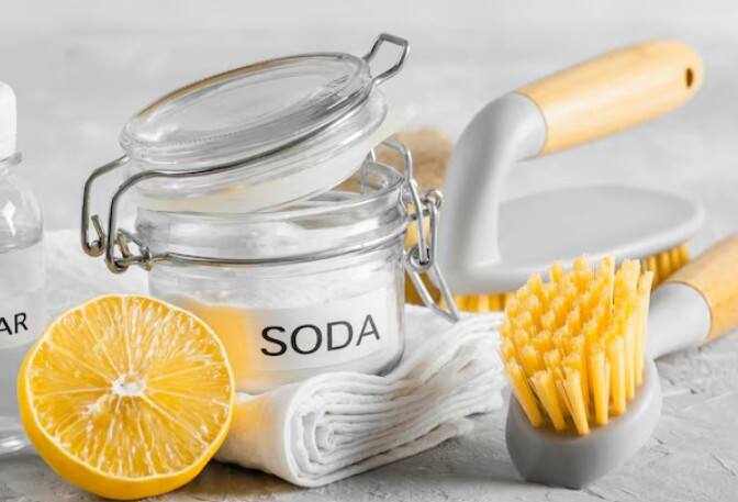 बेकिंग सोडा:  बेकिंग सोडा को नींबू के रस के साथ मिलाकर हल्के हाथों से दांतों पर रगड़ें. यह नैचुरल ब्लीचिंग की तरह काम करता है और पीलापन कम करता है.