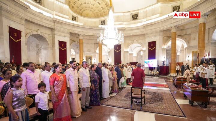 धनखड़ को पूर्व उपराष्ट्रपति वेंकैया नायडू, हामिद अंसारी और आंध्र प्रदेश के मुख्यमंत्री चंद्रबाबू नायडू के साथ पहली पंक्ति में बैठाया गया था.