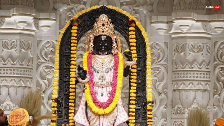 राम मंदिर परिसर में प्रधानमंत्री डॉ. नवीन चंद्र रामगुलाम और उनके प्रतिनिधिमंडल के लिए टाटा कंपनी की ओर से मंदिर निर्माण से जुड़ी एक विशेष लघु फिल्म प्रदर्शित की गई.करीब दो मिनट की इस प्रस्तुति में मंदिर की भव्यता, शिल्पकला और निर्माण की अद्भुत झलक दिखाई गई.फिल्म की जानकारी और विवरण मुख्य विकास अधिकारी (सीडीओ) कृष्ण कुमार सिंह ने विस्तार से प्रस्तुत किया.इसके बाद मुख्यमंत्री योगी आदित्यनाथ ने स्वयं प्रधानमंत्री रामगुलाम को राम मंदिर का मॉडल भेंट कर सम्मानित किया.वहीं, प्रधानमंत्री की पत्नी वीना रामगुलाम को अंगवस्त्र विशेष सम्मान प्रदान किया गया.