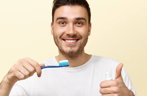 दिन में दो बार ब्रश करना: दिन में कम से कम दो बार ब्रश करना और फ्लॉस करना बेहद जरूरी है. यह दांतों की परत हटाकर उन्हें सफेद बनाए रखता है.