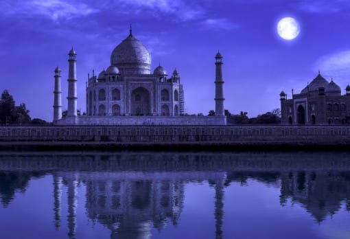 शांत यमुना के साथ ताजमहल: रात के सन्नाटे में यमुना नदी के पानी में ताजमहल का प्रतिबिंब ऐसा लगता है जैसे कोई दर्पण हो जिसमें पूरा चांद कैद हो गया हो.