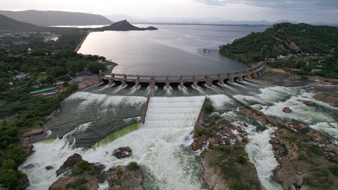 Mettur Dam : மேட்டூர் அணை நீர்மட்டம் சரிவு! நீர்வரத்து அதிகரிப்பு: டெல்டா பாசனத்திற்கு தண்ணீர் திறப்பு!