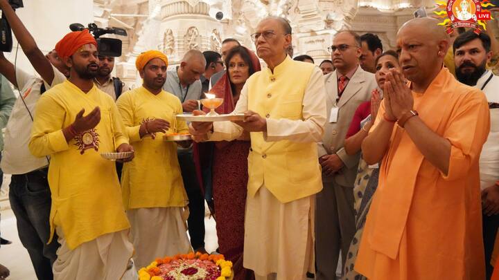 मुख्यमंत्री योगी आदित्यनाथ ने अयोध्या हवाई अड्डे पर नवीनचंद्र रामगुलाम का स्वागत किया.हवाई अड्डा परिसर में ‘रेड कार्पेट’ बिछाकर, मंत्रोच्चारण और पारंपरिक कलश-आरती से प्रधानमंत्री रामगुलाम का अभिनंदन किया गया.इस दौरान ढोल-नगाड़ों और शंखनाद की गूंज ने वातावरण को पूरी तरह आध्यात्मिक बना दिया.