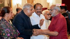हंसते, मुस्कुराते, हाथ मिलाते...उपराष्ट्रपति सीपी राधाकृष्णन से यूं मिले जगदीप धनखड़, देखें तस्वीरें