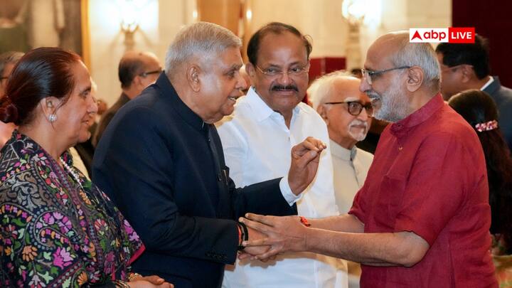 जगदीप धनखड़ पत्नी सुदेश धनखड़ के साथ समारोह में पहुंचे थे. इस दौरान वो नए उपराष्ट्रपति सीपी राधाकृष्णन से हंसते, मुस्कुराते और बातचीत करते दिखे.