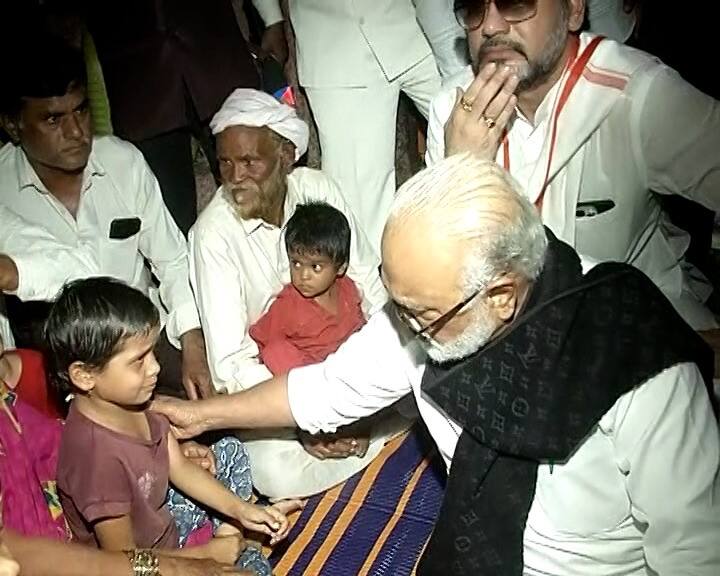 मंत्री छगन भुजबळ यांच्या सोबत यावेळी धनंजय मुंडे हे देखील उपस्थित होते. यावेळी गावकऱ्यांची मोठी गर्दी बघायला मिळाली.