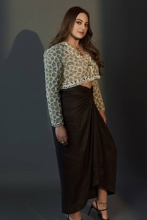 सोनाक्षी सिन्हा भी स्लिम ट्रिम फिगर वाली एक्ट्रेस नहीं हैं. वे भी खुलकर अपने कर्व्स फ्लॉन्ट करती हैं.