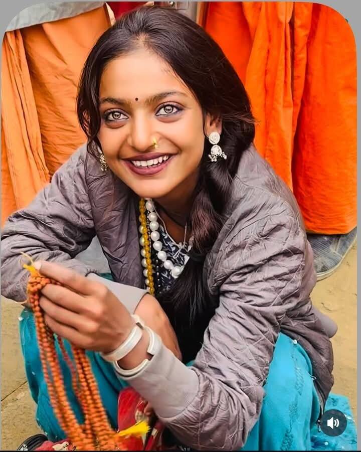 The whole world saw Monalisa with her beautiful eyes selling garlands in Mahakumbh. Now Monalisa is going to make her acting debut and in such a situation her look and dressing sense has changed a lot.