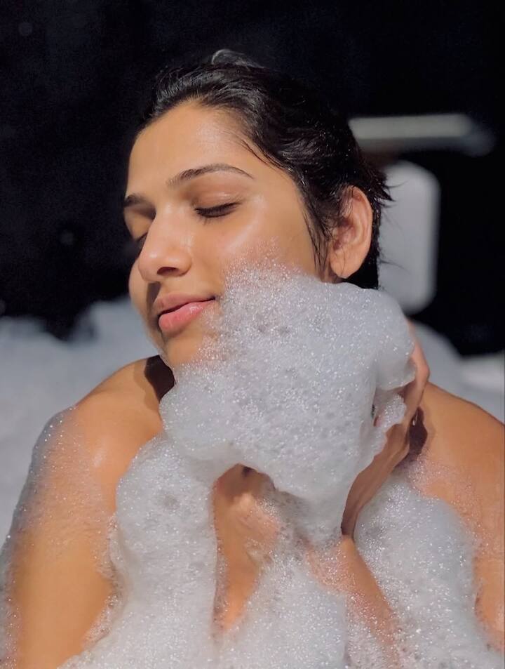 या पर्वात तिने निक्कीसोबत मिळून चांगलाच गदारोळ घातला होता. अंतिम फेरीपर्यंत मजल मारूनही तिने शेवटी नऊ लाख रुपयांची रक्कम घेत खेळातून बाहेर पडण्याचा निर्णय घेतला.