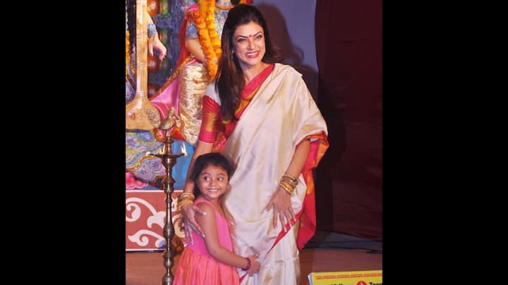6. Sushmita Sen: The former Miss Universe and a true Bong beauty, Sushmita consistently turns heads with her elegant and deeply traditional choices. Her look features a pristine white saree, a colour that symbolises peace and purity, beautifully contrasted with a vibrant red blouse. This classic combination is a hallmark of Bengali festive wear. The actress accessorised her saree with statement gold bangles that elevated her entire traditional look. (Image Source: Pinterest/SinhaShipra30)