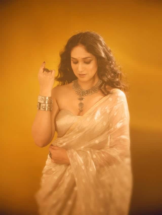 प्रियदर्शिनी हस्यजत्रा शोमधील एक अत्यंत लोकप्रिय पात्र आहे, जी अनेक वेळा आपल्या गंमतीशीर स्वभावामुळे प्रेक्षकांचे लक्ष वेधून घेते.