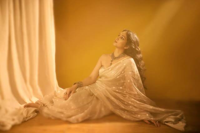 हा रंग एकदम क्लासिक आणि मोहक दिसतो, तसेच तिने केलेला साधा आणि हलका मेकअप तिच्या या लुक ला परिपूर्ण करतो.