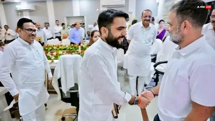 यूपी की गजब सियासत... एक ओर झगड़ा, दूसरी ओर दिलचस्प मुस्कान, क्या है राहुल गांधी की इस तस्वीर का राज?