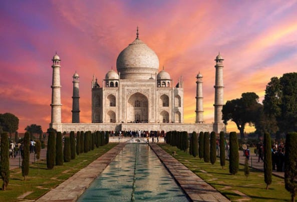 गार्डन से दिखता ताज: रात में जब आप ताजमहल के गार्डन से इसे देखते हैं, तो चारों ओर का सन्नाटा और बीच में खड़ा यह स्मारक शांति और सुकून का अनुभव कराता है.