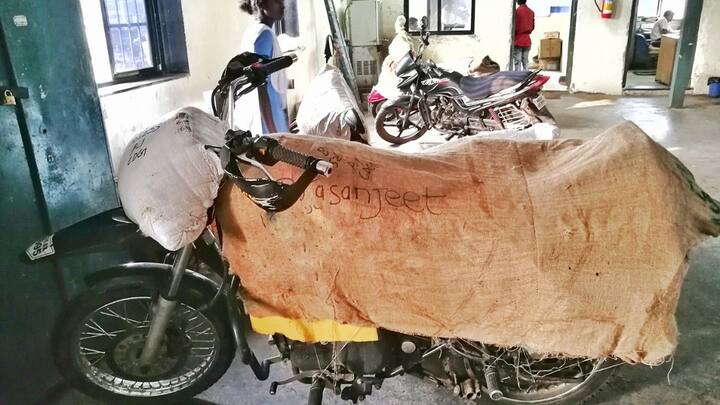 ऐसे में ट्रेन से भेजना बढ़िया ऑप्शन माना जाता है. आप ट्रेन के जरिए बाइक को पार्सल कर के आसानी से सुरक्षित तरीके से भेज सकते हैं. रेलवे का पार्सल सिस्टम लंबी दूरी पर गाड़ी भेजने का एक अच्छ तरीका है. इसके जरिए बाइक को आसानी से एक शहर से दूसरे शहर तक पहुंचाया जा सकता है.