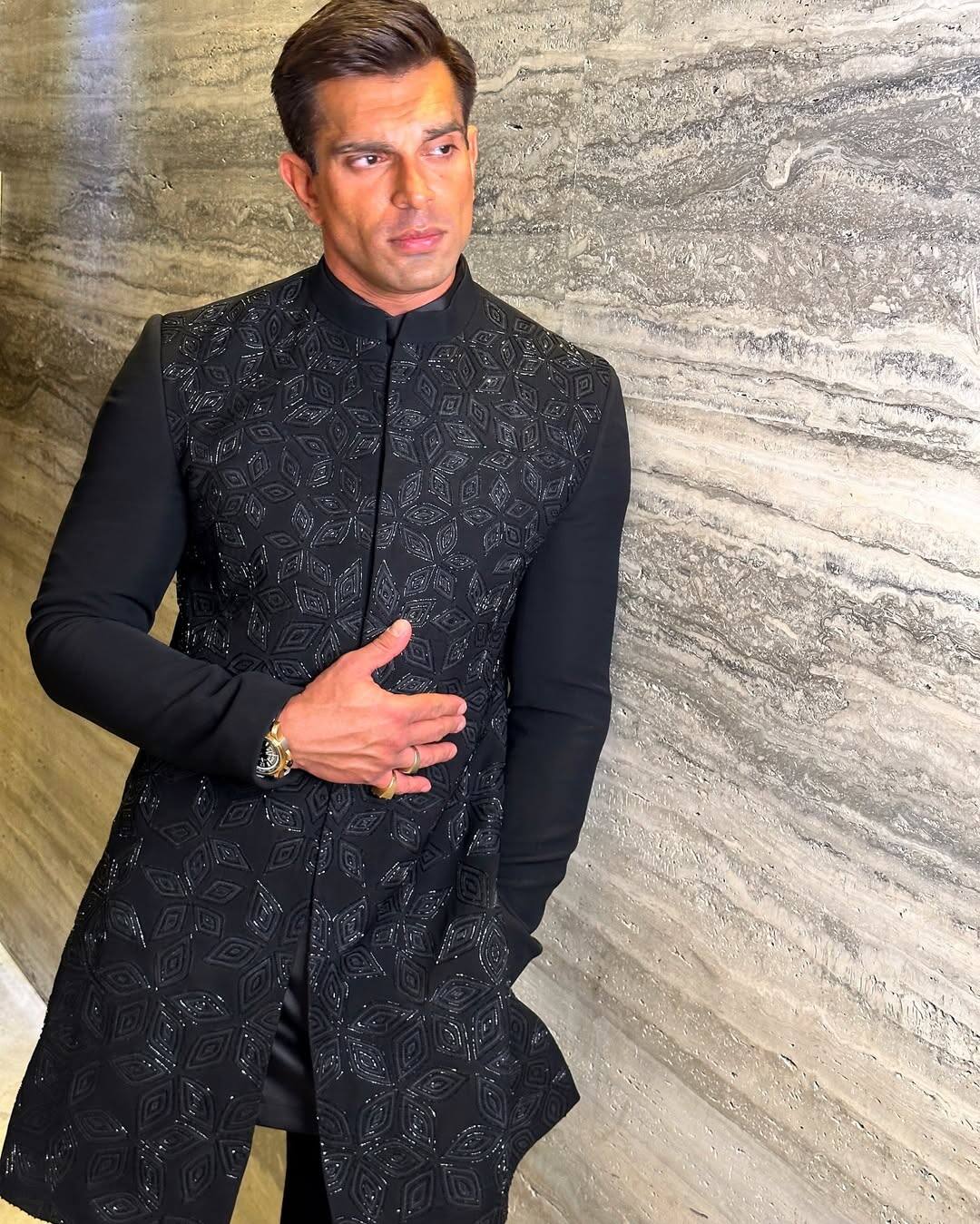 Karan Singh Grover has also worked in films with TV serials. He got the real identity from the TV show Dil Mil Gaye.