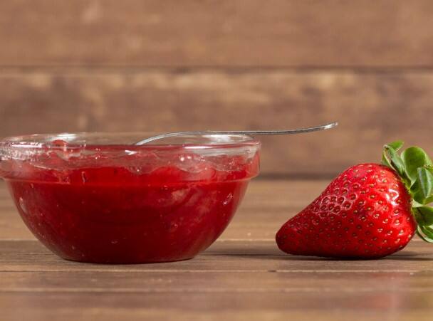 स्ट्रॉबेरी पेस्ट: स्ट्रॉबेरी में मौजूद एंजाइम दांतों के दाग हटाने में मदद करते हैं. इसे पीसकर पेस्ट बनाएं और ब्रश की तरह इस्तेमाल करें.