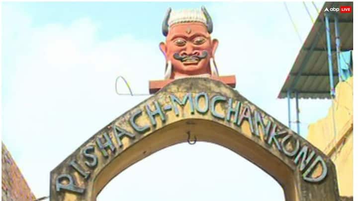 काशी में पिशाच मोचन नाम का कुंड है जहां पितृ पक्ष या आम दिनों में भी पूजन करने पर इन भटकती आत्माओं को शांत किया जा सकता है साथ ही उनका उधार भी चुकता होता है.