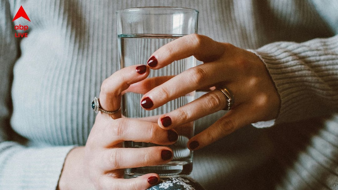 some health benefits of lukewarm water having in the morning in empty stomach Lukewarm Water: সকালবেলা খালি পেটে ঈষদুষ্ণ জল খেতে পারলে শরীর-স্বাস্থ্যের কোন কোন সমস্যা দূর হবে অল্পদিনের মধ্যেই