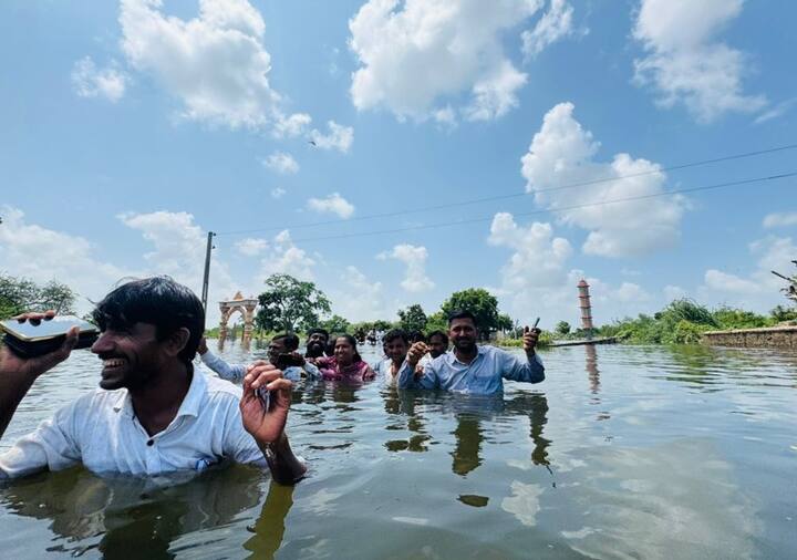 ગામમાં ભારે વરસાદથી નુકસાનીનો ચિતાર મેળવવા બનાસકાંઠાના સાંસદ ગેનીબેન પહોંચ્યા હતા. મોરીખા ગામમાં કેડસમા ભરાયેલા પાણીમાં ઉતરી પરિસ્થતીની ચિતાર મેળવ્યો હતો.