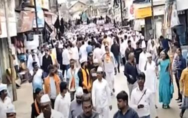 भ्रष्टाचार, गुन्हेगारी, कोयता गँग, जुगार, एमडी ड्रग्स अवैध धंदे असे विविध प्रात्यक्षिक कार्यकर्त्यांकडून मोर्चात सादर करण्यात आले.