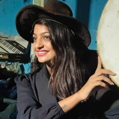 ब्लैक कोट और हैट लगाए मोनालिसा लगीं स्टाइलिश, कुंभ की वायरल गर्ल के लुक के दीवाने हुए लोग